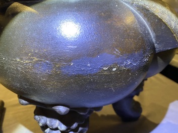 Un grand br&ucirc;le-parfum couvert en bronze sur socle en bois sculpt&eacute;, Chine, Ming