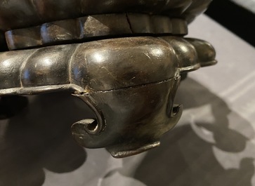 Un grand br&ucirc;le-parfum couvert en bronze sur socle en bois sculpt&eacute;, Chine, Ming