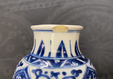 Drie Chinese blauw-witte vazen, Kangxi