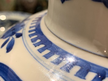 Un vase en porcelaine de Chine en bleu et blanc &agrave; d&eacute;cor de dragons, Kangxi