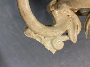 Une amphore &agrave; anses dragons en gr&egrave;s &eacute;maill&eacute; cr&egrave;me, Sui/Tang