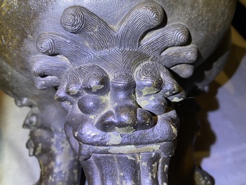 Un grand br&ucirc;le-parfum couvert en bronze sur socle en bois sculpt&eacute;, Chine, Ming