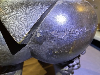 Un grand br&ucirc;le-parfum couvert en bronze sur socle en bois sculpt&eacute;, Chine, Ming