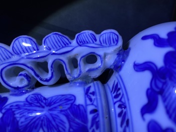 Drie Chinese blauw-witte vazen, Kangxi