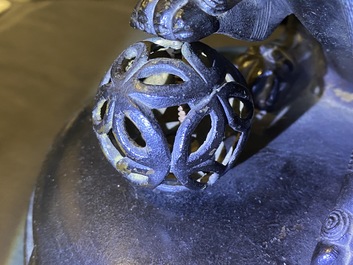 Un grand br&ucirc;le-parfum couvert en bronze sur socle en bois sculpt&eacute;, Chine, Ming