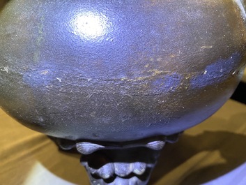 Un grand br&ucirc;le-parfum couvert en bronze sur socle en bois sculpt&eacute;, Chine, Ming