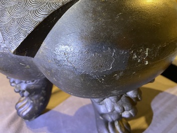 Un grand br&ucirc;le-parfum couvert en bronze sur socle en bois sculpt&eacute;, Chine, Ming