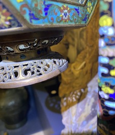 Une lanterne en &eacute;maux cloisonn&eacute;s, Chine, R&eacute;publique