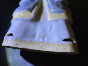 Huit groupes en biscuit &eacute;maill&eacute; bleu, blanc et c&eacute;ladon, Chine, Qianlong/Jiaqing