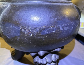 Un grand br&ucirc;le-parfum couvert en bronze sur socle en bois sculpt&eacute;, Chine, Ming