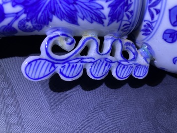 Drie Chinese blauw-witte vazen, Kangxi