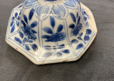 Drie Chinese blauw-witte vazen, Kangxi