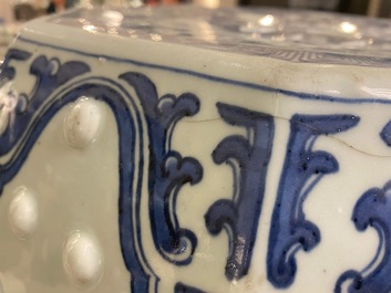 Un tabouret en porcelaine de Chine en bleu et blanc &agrave; d&eacute;cor d'un paysage, Qianlong