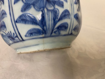 Une verseuse &agrave; vin en porcelaine de Chine en bleu et blanc, Wanli