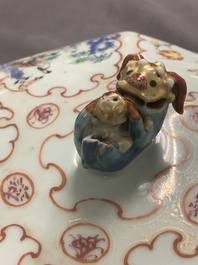 Une terrine de forme hexagonale sur son support en porcelaine de Chine famille rose, Qianlong