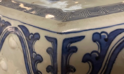 Un tabouret en porcelaine de Chine en bleu et blanc &agrave; d&eacute;cor d'un paysage, Qianlong