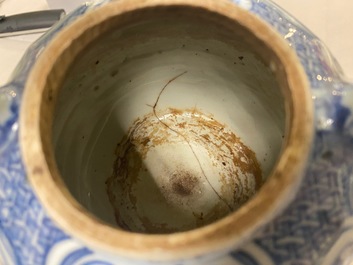 Une verseuse &agrave; vin en porcelaine de Chine en bleu et blanc, Wanli