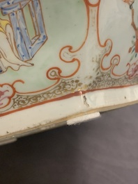 Une terrine de forme hexagonale sur son support en porcelaine de Chine famille rose, Qianlong