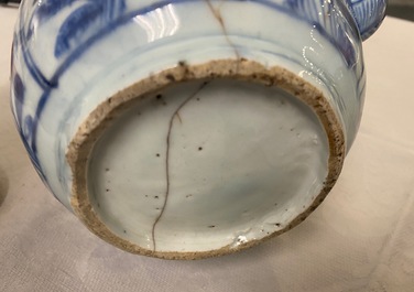 Une verseuse &agrave; vin en porcelaine de Chine en bleu et blanc, Wanli