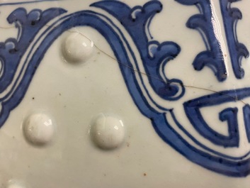 Un tabouret en porcelaine de Chine en bleu et blanc &agrave; d&eacute;cor d'un paysage, Qianlong