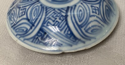 Une verseuse &agrave; vin en porcelaine de Chine en bleu et blanc, Wanli