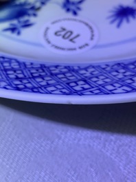 Une assiette en porcelaine de Chine bleu et blanc, marque et &eacute;poque de Kangxi