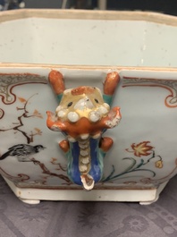 Une terrine de forme hexagonale sur son support en porcelaine de Chine famille rose, Qianlong