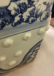 Un tabouret en porcelaine de Chine en bleu et blanc &agrave; d&eacute;cor d'un paysage, Qianlong