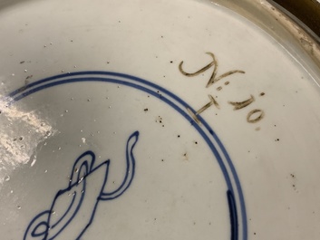 Un plat en porcelaine de Chine famille verte, anc. coll. Auguste le Fort, Kangxi