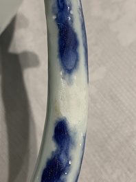 Une verseuse en porcelaine de Chine bleu et blanc &agrave; d&eacute;cor floral, &eacute;poque Transition