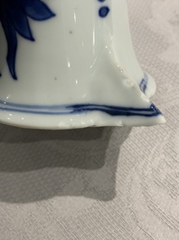 Une verseuse en porcelaine de Chine bleu et blanc &agrave; d&eacute;cor floral, &eacute;poque Transition