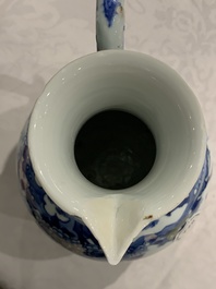 Une verseuse en porcelaine de Chine bleu et blanc &agrave; d&eacute;cor floral, &eacute;poque Transition
