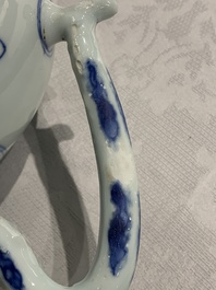 Une verseuse en porcelaine de Chine bleu et blanc &agrave; d&eacute;cor floral, &eacute;poque Transition