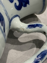Une verseuse en porcelaine de Chine bleu et blanc &agrave; d&eacute;cor floral, &eacute;poque Transition