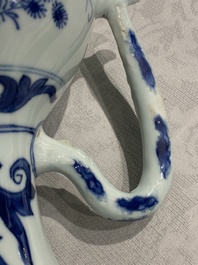 Une verseuse en porcelaine de Chine bleu et blanc &agrave; d&eacute;cor floral, &eacute;poque Transition