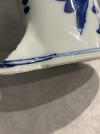 Une verseuse en porcelaine de Chine bleu et blanc &agrave; d&eacute;cor floral, &eacute;poque Transition