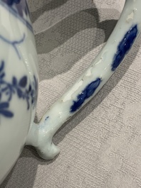 Une verseuse en porcelaine de Chine bleu et blanc &agrave; d&eacute;cor floral, &eacute;poque Transition