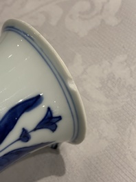 Une verseuse en porcelaine de Chine bleu et blanc &agrave; d&eacute;cor floral, &eacute;poque Transition