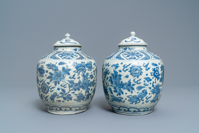 Een paar Chinese blauw-witte dekselvazen met floraal decor, Hatcher cargo scheepswrak, Transitie periode