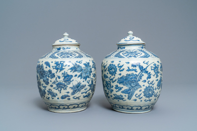 Een paar Chinese blauw-witte dekselvazen met floraal decor, Hatcher cargo scheepswrak, Transitie periode