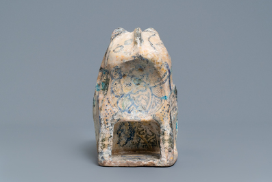 Un mod&egrave;le d'un chat compos&eacute; de fragments de c&eacute;ramique islamique, 20&egrave;me