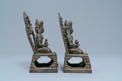 Une paire de figures du Bouddha Amitayus en bronze, Sino-Tibet, Qianlong