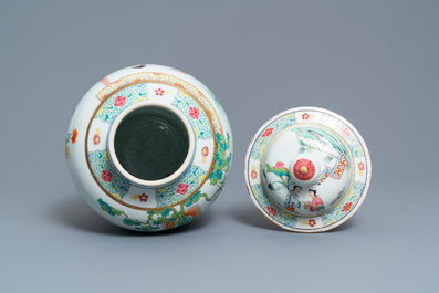 Un vase couvert en porcelaine de Chine famille rose, 19/20&egrave;me
