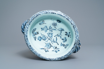 Une jardini&egrave;re en fa&iuml;ence de Delft en bleu et blanc &agrave; d&eacute;cor de chinoiserie, fin du 17&egrave;me