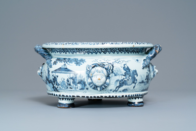 Une jardini&egrave;re en fa&iuml;ence de Delft en bleu et blanc &agrave; d&eacute;cor de chinoiserie, fin du 17&egrave;me