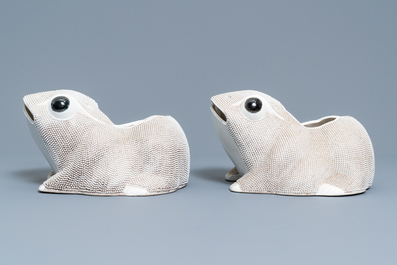 Une paire de jardini&egrave;res de forme grenouille en biscuit &eacute;maill&eacute;, Chine, 19&egrave;me