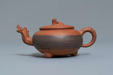 Une th&eacute;i&egrave;re couverte en gr&egrave;s de Yixing au bec en forme de t&ecirc;te de dragon, marque en creux, Chine, 19/20&egrave;me