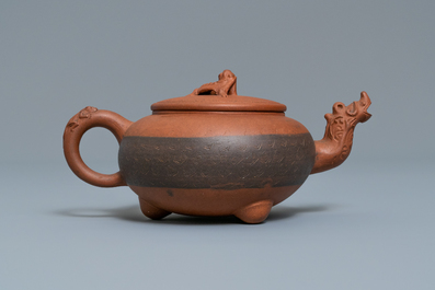 Une th&eacute;i&egrave;re couverte en gr&egrave;s de Yixing au bec en forme de t&ecirc;te de dragon, marque en creux, Chine, 19/20&egrave;me
