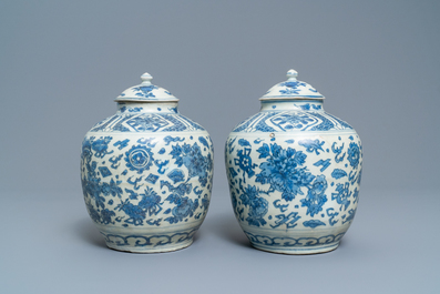 Een paar Chinese blauw-witte dekselvazen met floraal decor, Hatcher cargo scheepswrak, Transitie periode