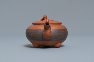 Une th&eacute;i&egrave;re couverte en gr&egrave;s de Yixing au bec en forme de t&ecirc;te de dragon, marque en creux, Chine, 19/20&egrave;me